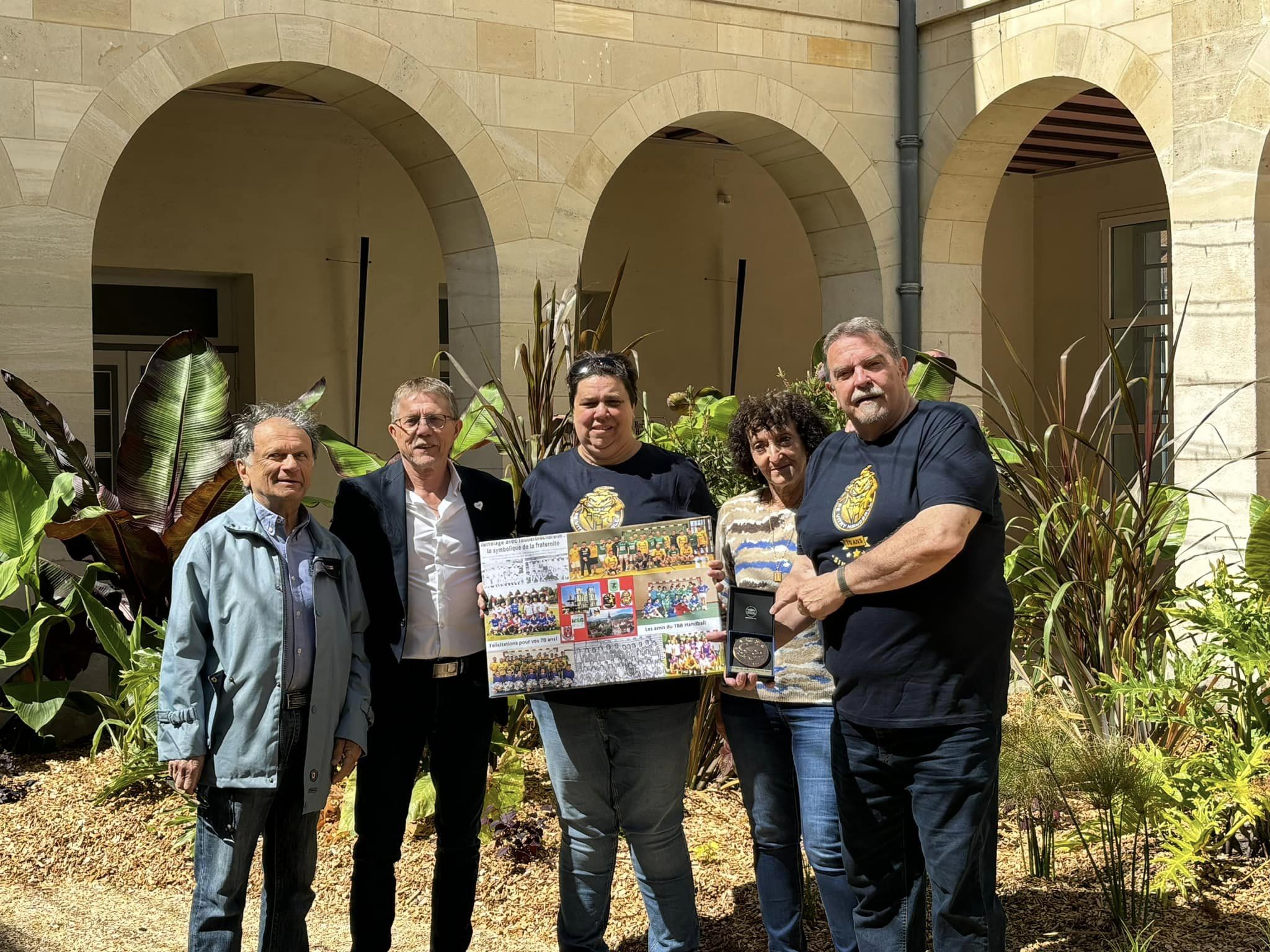 Nach dem Empfang im Rathaus: Angelique Grandjean mit dem Geschenk der HSG (Mitte), sowie Mike Kinzie mit der Ehrenmedaille der Stadt Vitry-le-Francois (ganz rechts), zusammen mit Komiteepräsident Alain Boulant (ganz links), Bürgermeisterstellvertreterin Catherine Vega (2. von rechts) und Sportbürgermeister Christian Gonthier (2. von links)